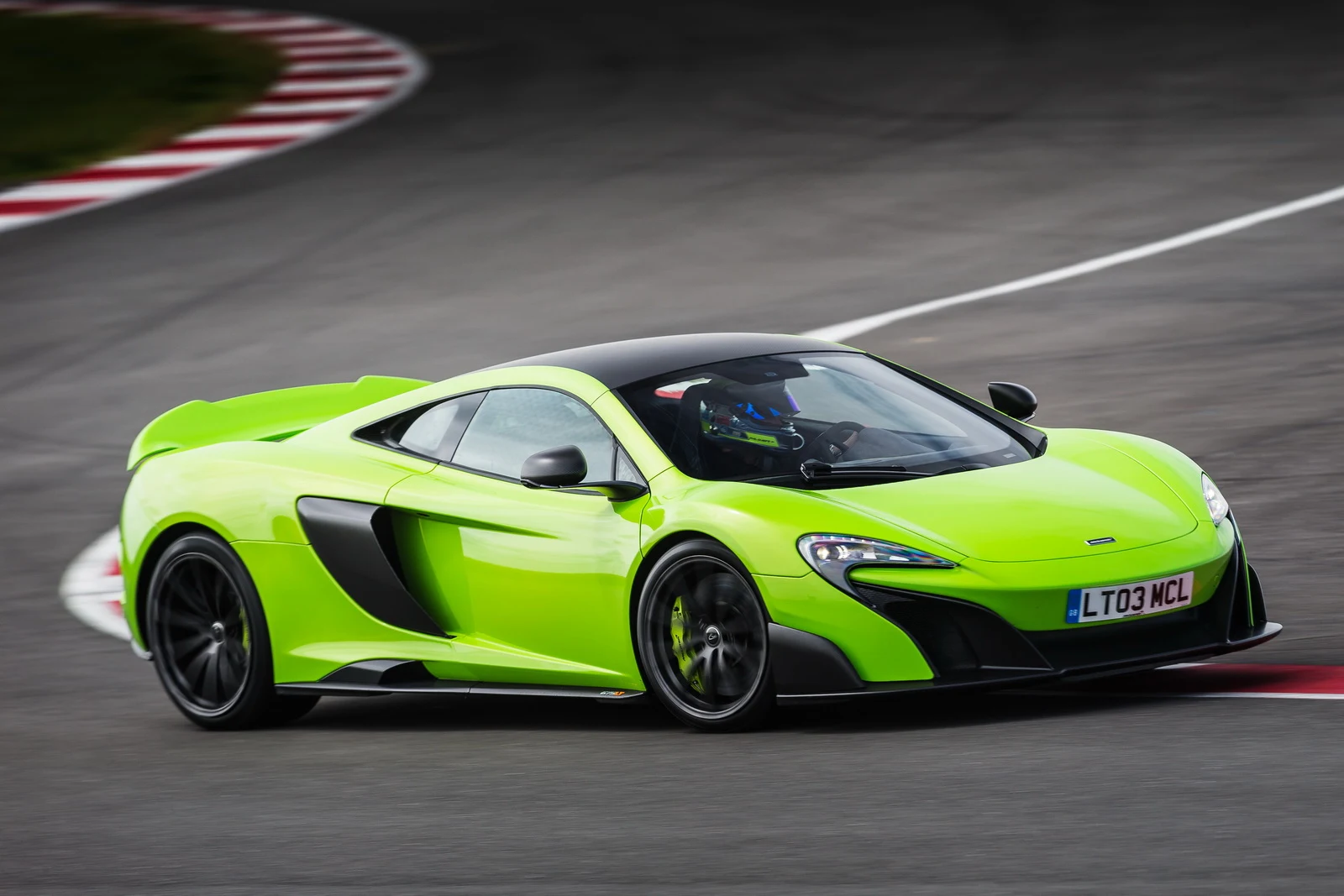 Siêu xe McLaren 675LT 2016