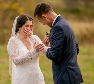 Novio sorprende a su novia con el regalo perfecto el día de la boda