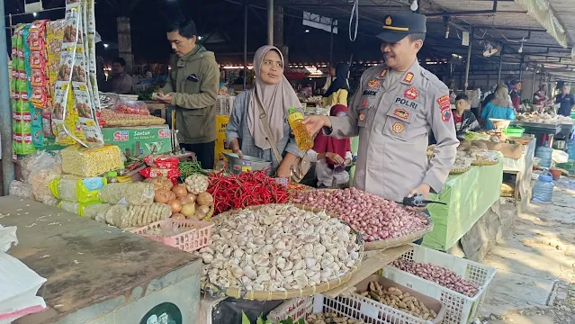 Jelang Lebaran, Polsek Kalimanah Pantau Harga Kebutuhan Pokok Masyarakat