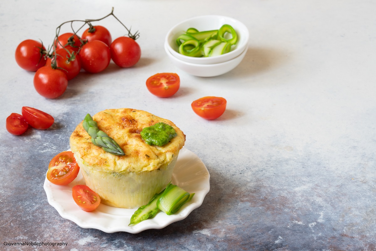 Flan di patate, asparagi e mozzarella con pesto di rucola