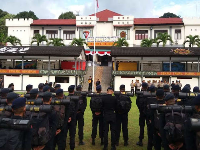 Andap Budhi Revianto Lepas Personel Pengaman Pemilukada di Maluku