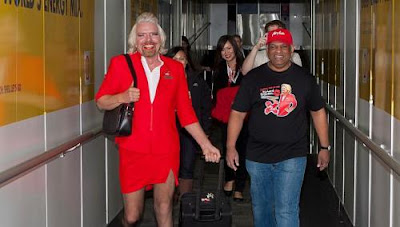 loperartikel.blogspot.com - Foto Richard Branson (CEO Virgin Air) Jadi Pramugari Air Asia