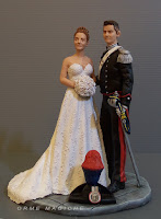 cake topper personalizzato da foto sposi giovani con divisa carabiniere decorazione torta nuziale orme magiche