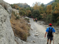 Caminant arran del Torrent de Güells per sobre les margues blaves de Tona