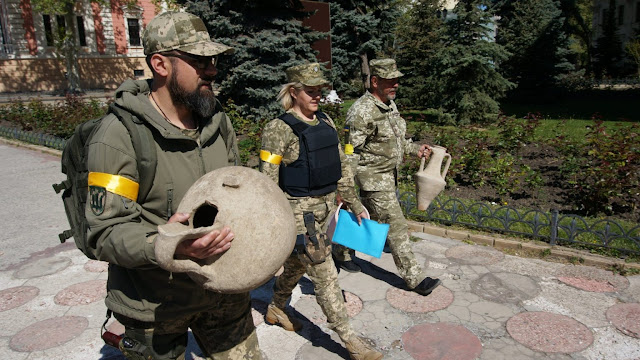 Ουκρανοί στρατιώτες ανακάλυψαν αρχαίους αμφορείς ενώ έσκαβαν αμυντικές οχυρώσεις στην Οδησσό