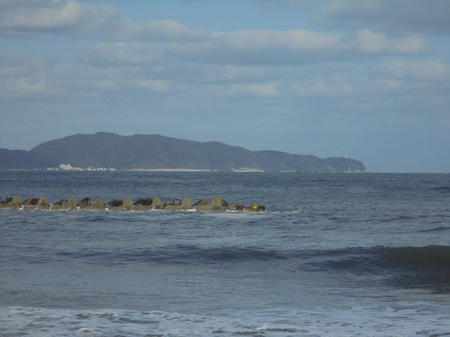 島根半島の先端には美保関灯台が見えます