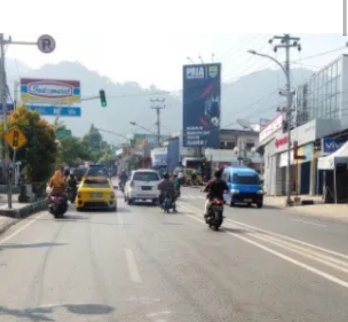  Dinas PERKIM Kab.SMI, menata Blumbak Pembatas Jalan Siliwangi lebih Luas Rapih.