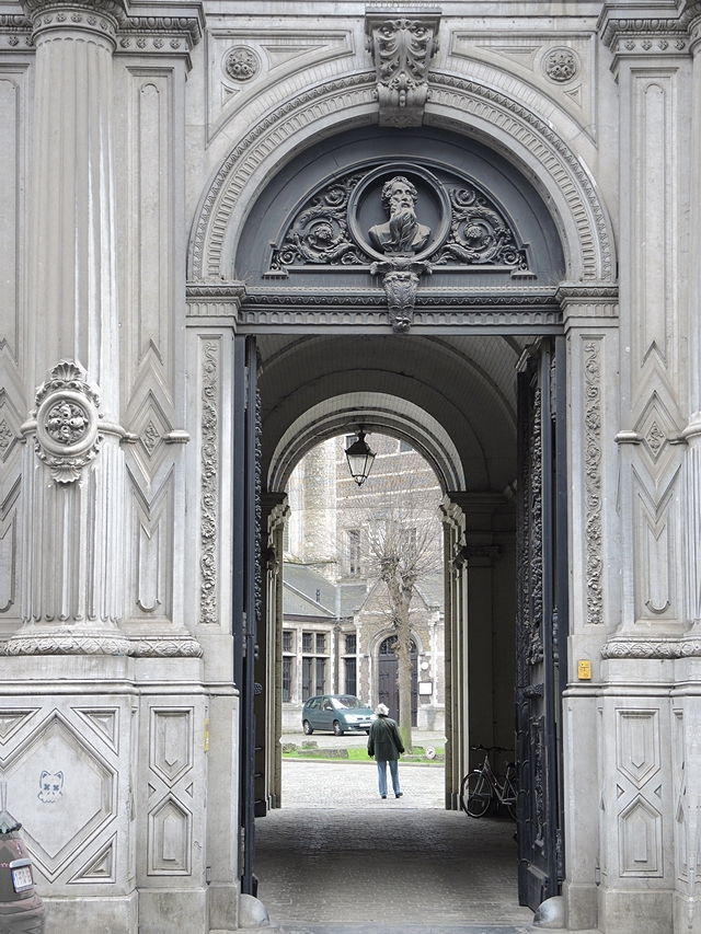 Antwerpen: De Sint Pauluskerk - de éne deur is de andere niet ...