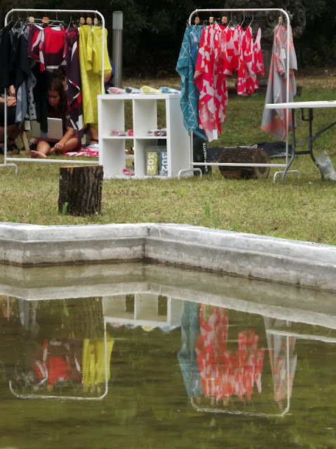 Exposição de roupas nos jardins da Casa das ARtes