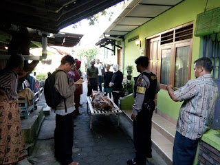 Diduga Gantung Diri, Korban Meninggal di Pohon Belimbing