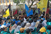 Menindaklanjuti Demo Akbar 11 April 2022, Ratusan Mahasiswa di Kabupaten Sumedang Lakukan Aksi Unjuk Rasa di Depan Kantor DPRD Sumedang