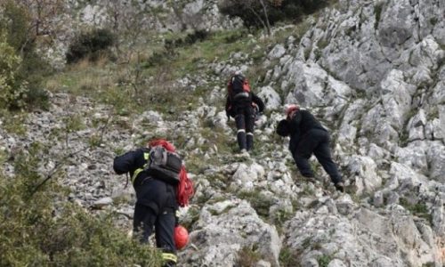 Επιχείρηση από την Πυροσβεστική και την ΕΜΑΚ χρειάστηκε το μεσημέρι της Παρασκευής για την μεταφορά μιας 19χρονης που τραυματίστηκε σε ορειβατικό μονοπάτι.