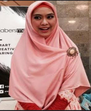  ini ialah jilbab yang rekomended bagi anda selaku  seorang muslimah yang taat terhad √43+ Model Terbaik, Jilbab Syar'i Oki Setiana Dewi Modern 2022