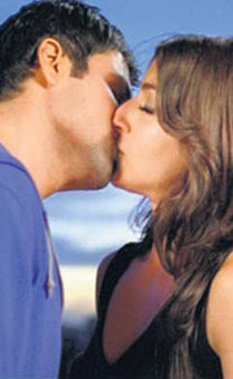 Soha Ali khan Kissing scene in Movie tum mile