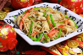 Longevity Noodles, (长寿面, Cháng shòu miàn) are often served during birthday celebrations and during Lunar New Year