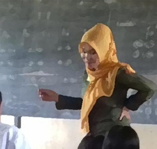 Guru Wanita Bantu Balut  Meja  Tapi 5 Orang Pelajar NAKAL 