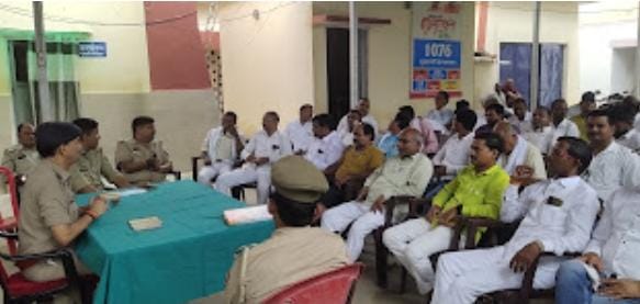 गांवों में माहौल बिगाड़ने वालों की सीसी कैमरे से होगी निगरानी,सकलडीहा में पुलिस अफसरों संग ग्राम संघ की बैठक 