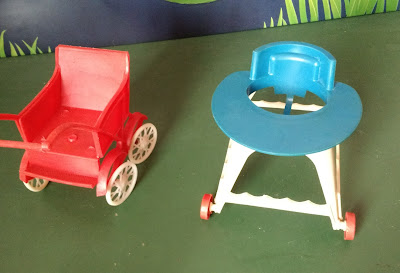 Brinquedos anos 80, carrinho de boneca vermelho marca Canindé  e um voador para boneca bebe, sem marca inscrita  R$ 20,00 cada