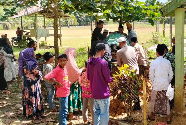 Polisi Peduli, Kapolsek Idi Tunong Polres Aceh Timur Ikut Gotong Keranda Jenazah Warga ke Lokasi Pemakaman