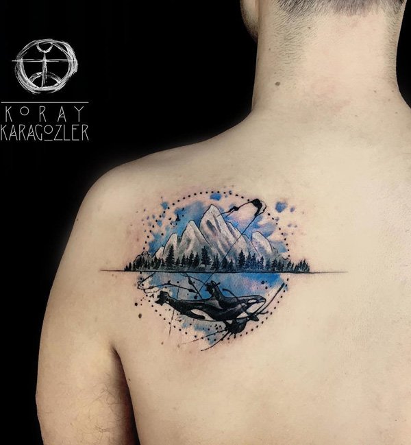 Este maravilhoso de trás da tatuagem mostra dois grandes elementos na natureza. Montanhas, da força e resistência e a baleia para a paz e a tranquilidade. E é praticamente uma obra de arte.