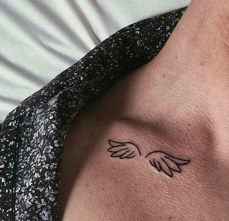 Vemos un tatuaje de línea fina elegante