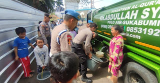 Polisi Beri Air Bersih Kepada Warga Terdampak Gempa di Cianjur