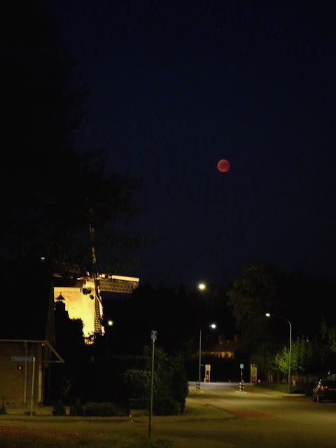 Bloedmaan boven Buitenmolen, Zevenaar, foto Robert van der Kroft