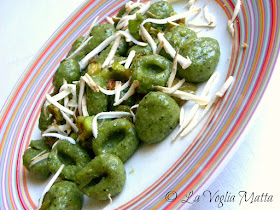 gnocchi verdi di spinaci e ricotta Master con fiori di zucchina e ricotta affumicata