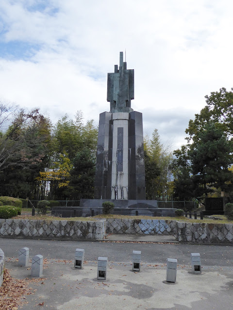 王仁公園・平和の像