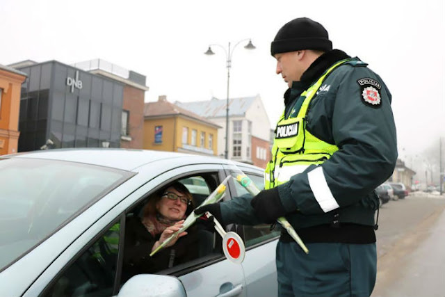 Policiais lituanos entregam flores no Dia Internacional da Mulher