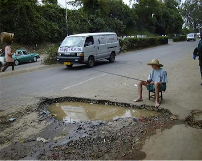 Foto Lucu - Mancing di Kubangan Jalan Rusak