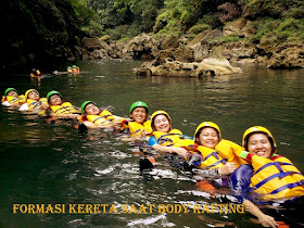 formasi kereta saat body rafting di green canyon