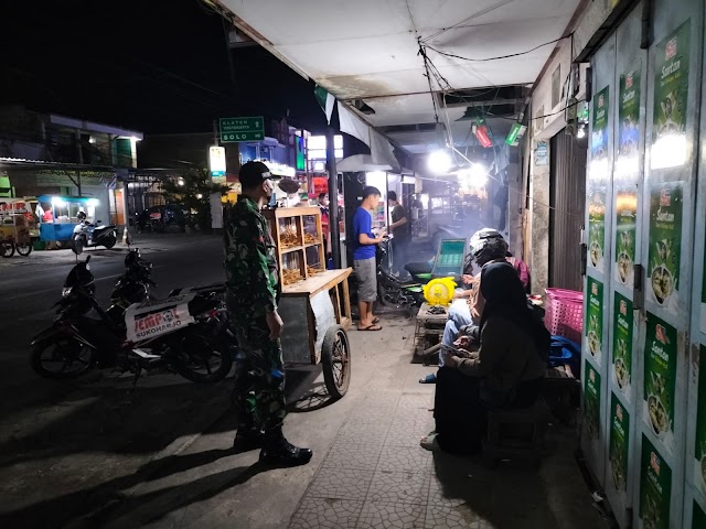 Patroli Malam PPKM level 1, Babinsa Koramil 01 Sukoharjo ajak warga tetap patuhi Prokes.