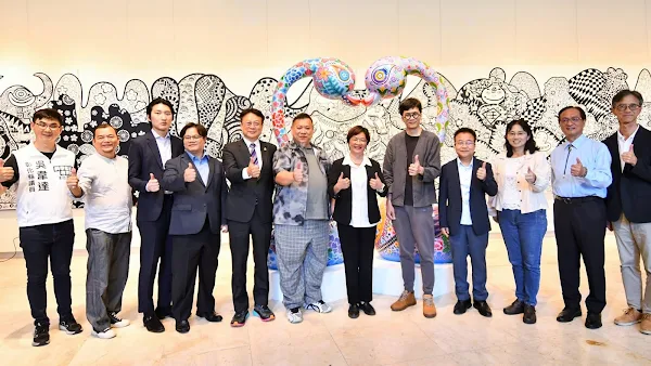 ▲《嶄新悅目－2025洪易藝術特展》開幕式，現場嘉賓雲集。（記者林明佑翻攝）