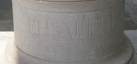 το άγαλμα της Ελισάβετ στο Αχίλλειο της Κέρκυρας