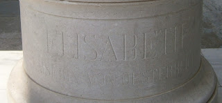 το άγαλμα της Ελισάβετ στο Αχίλλειο της Κέρκυρας