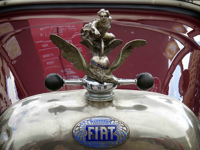 Hood ornament, Fiat 501 Torpedo 1925, piazza della Repubblica, Livorno