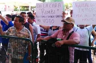 Remberto huyó: Alcalde de Cancún abandona Palacio y sale por piernas; policías lo repudian, le gritan “rata”