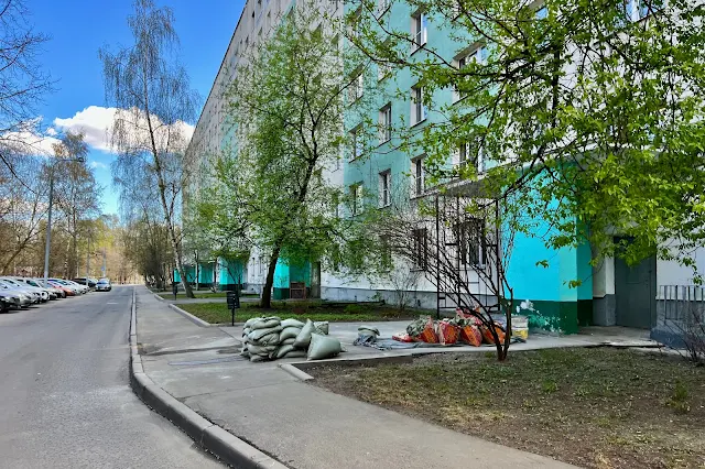 Череповецкая улица, дворы, жилой дом 1977 года постройки