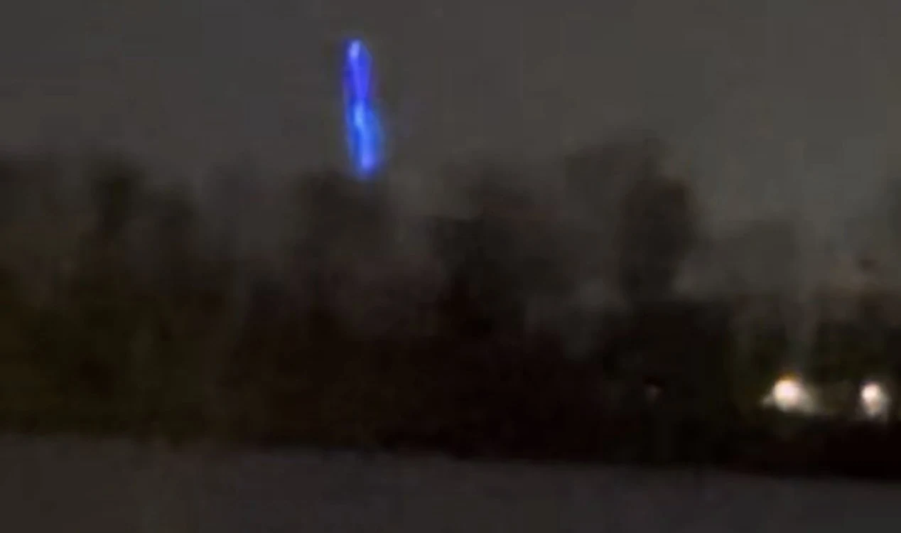 Estranho objeto azul brilhante desce em rio na Filadélfia.