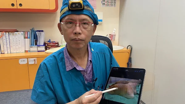 ▲員榮醫療體系員榮傷口暨高壓氧治療中心主任鄭文昌，悉心照料石姓男子，保住他的右腿。（記者林明佑翻攝）