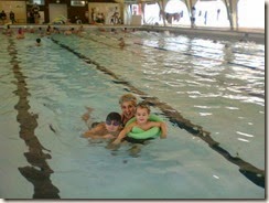 Klub im Schwimmbad mit Facu und Matthias