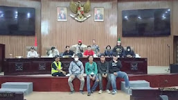  Mahasiswa Duduki Ruang Rapat Paripurna DPRD Kota Bekasi