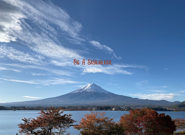 Sunnide Resort湖畔別莊千一景房內欣賞富士山和河口湖的景致