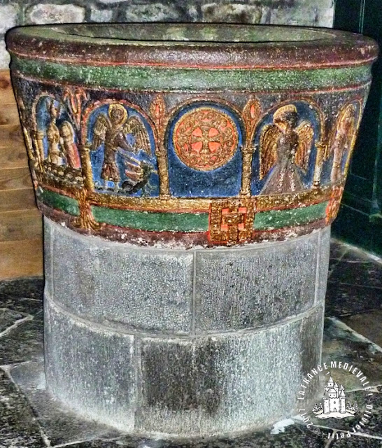 MAURIAC (15) - Cuve baptismale romane polychrome