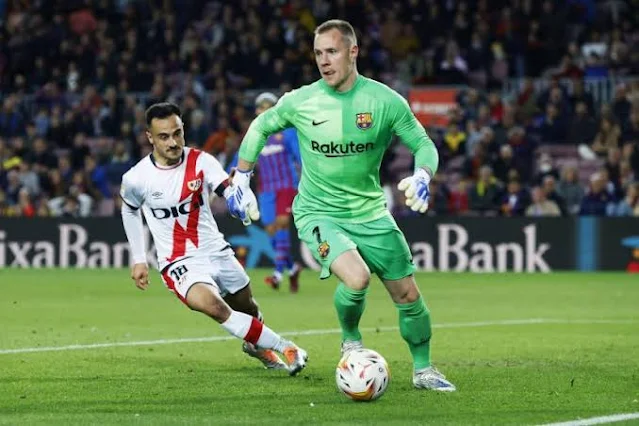 Le FC Barcelone prépare l'avenir et cherche un successeur à Marc-André ter Stegen. Deux gardiens de talent sont dans le viseur du club catalan : Alex Remiro de la Real Sociedad et Lucas Chevalier du LOSC. Selon Mundo Deportivo, Alex Remiro est une piste sérieuse pour le Barça. Le gardien de la Real Sociedad réalise une excellente saison, avec 12 clean-sheets en 25 matchs de Liga. À 29 ans, il est au sommet de sa forme et son expérience en Liga est un atout. Son contrat expire dans deux ans, ce qui pourrait faciliter les négociations. Son jeu au pied, une qualité essentielle pour le Barça, est également un point fort. Lucas Chevalier est l'autre gardien suivi par le Barça. Le jeune Lillois, âgé de 23 ans, impressionne en Ligue 1 et en Ligue des Champions. Son potentiel de progression est immense et son jeune âge en fait un investissement sur le long terme. Cependant, son prix, estimé à 40 millions d'euros, pourrait freiner les ardeurs du Barça. Le Paris Saint-Germain et l'AC Milan sont également intéressés par le gardien français. Le Barça cherche un gardien de talent pour assurer la succession de Ter Stegen. Alex Remiro et Lucas Chevalier sont deux options intéressantes, mais le Barça devra surmonter plusieurs obstacles pour les recruter.