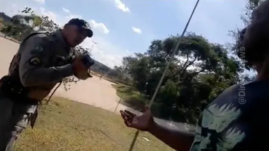 policiais apontam armas algemam ciclista goias