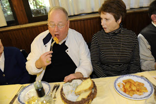 Dolan feeding his face