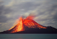 FOTO LETUSAN GUNUNG KRAKATAU PICU TSUNAMI JAKARTA - 