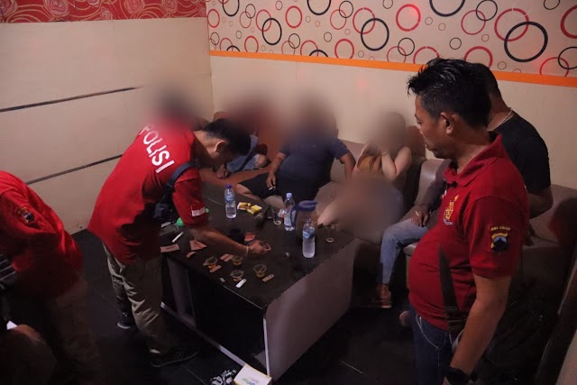 Polisi Lakuan Test Urine Pengunjung dan Karyawan Kafe Karaoke di Kebumen